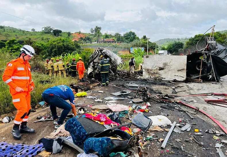 Tragedia Vial En Brasil 38 Muertos En El Choque E Incendio De Un Colectivo