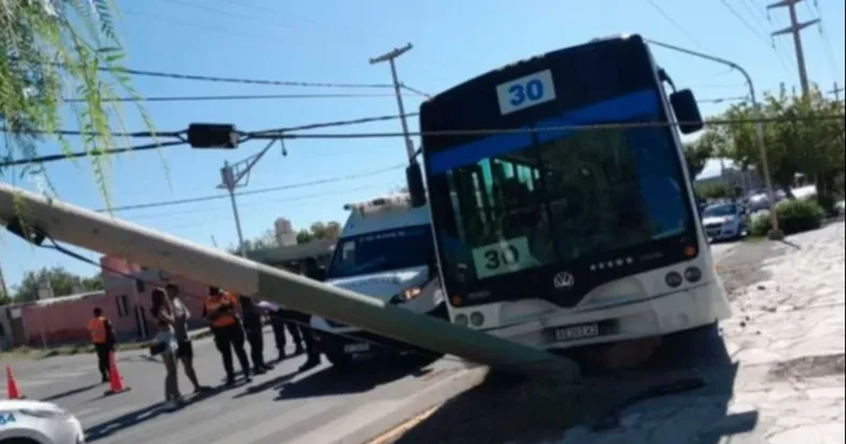 Un Chofer De Colectivo Se Descompens En Una Calle De Chimbas Y Choc