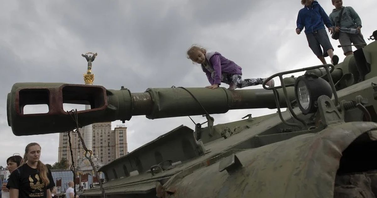 Ucrania Exhibe En El Centro De Kiev Tanques Rusos Destruidos