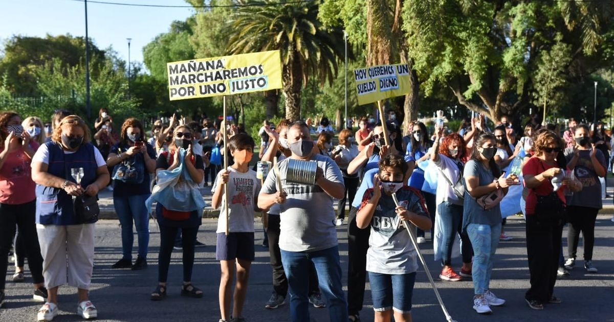 Nutrido Grupo De Docentes Autoconvocados Marcharon Por Sueldos Dignos