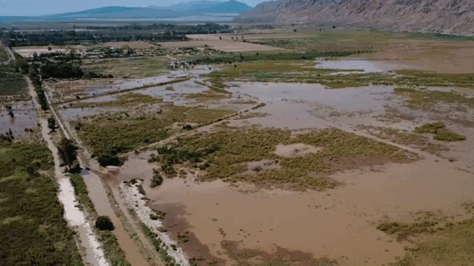 Zonda está asentada sobre abanicos aluviales activos, cauces que permanecen secos gran parte del año pero se activan con fuerza durante lluvias intensas en la Sierra del Tontal.