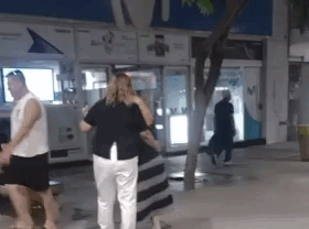 Video: una abuela dejó el bastón y se animó a bailar un tango en plena Peatonal sanjuanina