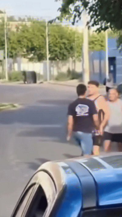 En plena calle, hombres terminaron a las piñas en Capital: el video