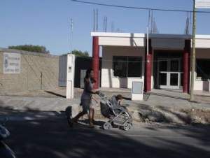 Tres presos le pegaron a un policía y se fugaron