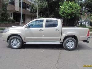 Estacionó en doble fila, se bajó a comprar y le robaron la camioneta
