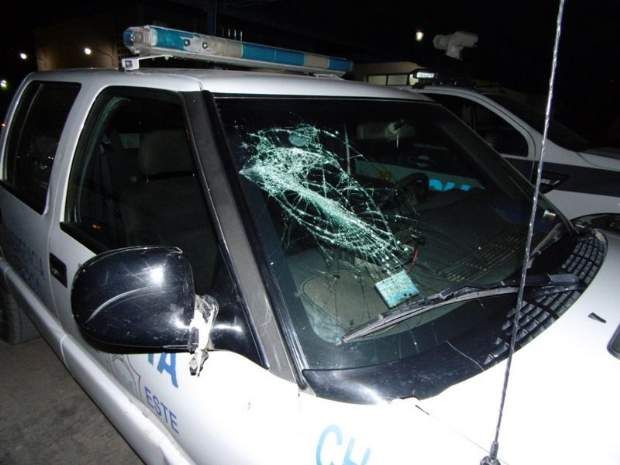 Les largaron hasta con la puerta: un policía herido y dos móviles policiales rotos