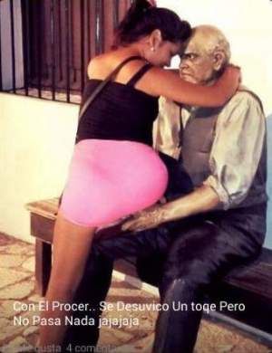 La polémica imagen que circula en las redes: en la falda de Sarmiento