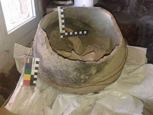 Excavaban en la cancha de un club y hallaron una urna funeraria