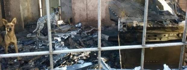 Una familia perdió todo en un incendio en plena madrugada
