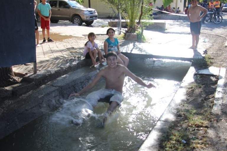 La mala costumbre de bañarse en los canales, que en el Benavidez es especialmente peligrosa, también terminaría.