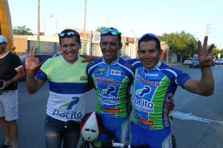 El festejo junto al `Turco` Julio, el cabecilla del equipo, y Pedro González.