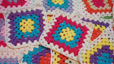 Termina la campaña para armar frazadas para gente carenciada