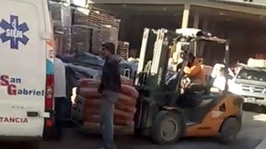 Insólito: usan ambulancia que hace traslados en San Juan para transportar bolsas de cemento
