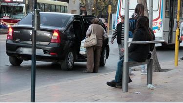 Descontrolados: crece la cantidad de remises truchos en departamentos alejados