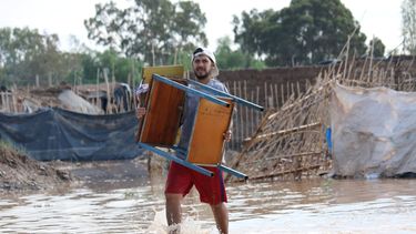 Videos: pese a derrumbes en casas de inundados, arriesgan su vida para sacar sus pertenencias Videos: pese a derrumbes en casas de inundados, arriesgan su vida para sacar sus pertenencias