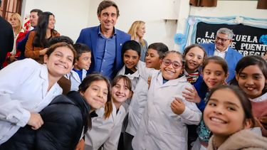 Emilio Baistrocchi, intendente de Capital, junto a alumnos.