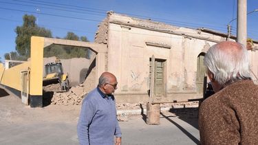Una topadora, el triste final de una casona histórica de Jáchal