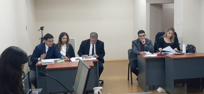 A la izquierda, el ayudante fiscal Federico Pereyra junto con la auxiliar Guadalupe Segado y el fiscal Duilio Ejarque. En la otra mesa, la defensora oficial Cecilia Mut y un auxiliar.
