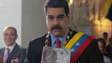 Nicolás Maduro sosteniendo una imagen de Milagro Sala.