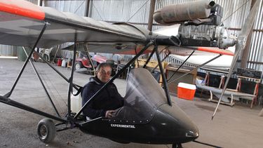 El sanjuanino que fabrica aviones en el fondo de su casa