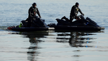 Socorristas en jet skies recorren la zona del siniestro ocurrido en Washington.