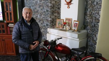Don Sohar Arturo Sánchez, junto a la histórica moto que atesora en su hogar.