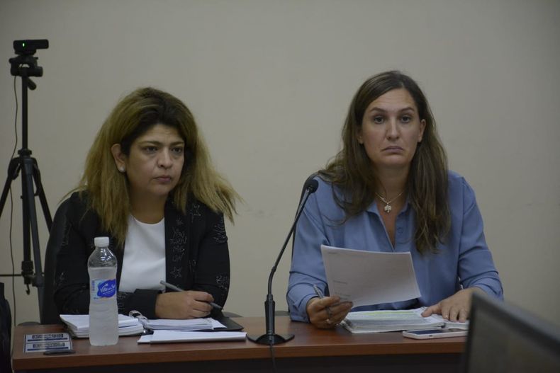 Defensoras. En la audiencia de este jueves estuvieron presentes la abogada Mar&iacute;a Filomena Noriega (a la izquierda) y la defensora oficial Emilia Nielson, en representaci&oacute;n de los cinco sospechosos.