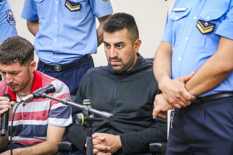 De negro, Jonathan Javier Carrizo