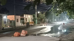 Vecinos reclaman por caños rotos en el interior de un barrio de Rivadavia.