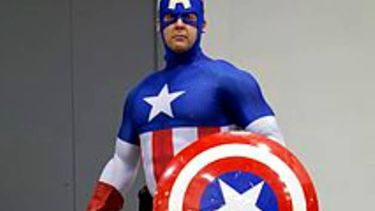 Gran ejemplo: un sanjuanino hace regalos a los niños del hospital disfrazado de superhéroe