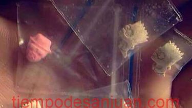 Misterio y temor por “las pastillas simpsons” que aparecieron fuera de los colegios