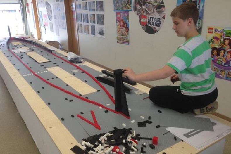 Un chico con autismo crea una réplica del Titanic con 56.000 bloques LEGO