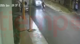 Video: un joven pelea por su vida, tras un brutal choque entre una moto y una camioneta en Santa Lucía Video: un joven pelea por su vida, tras un brutal choque entre una moto y una camioneta en Santa Lucía