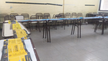 El cuarto oscuro por dentro: división por colores y repleto de boletas&nbsp;