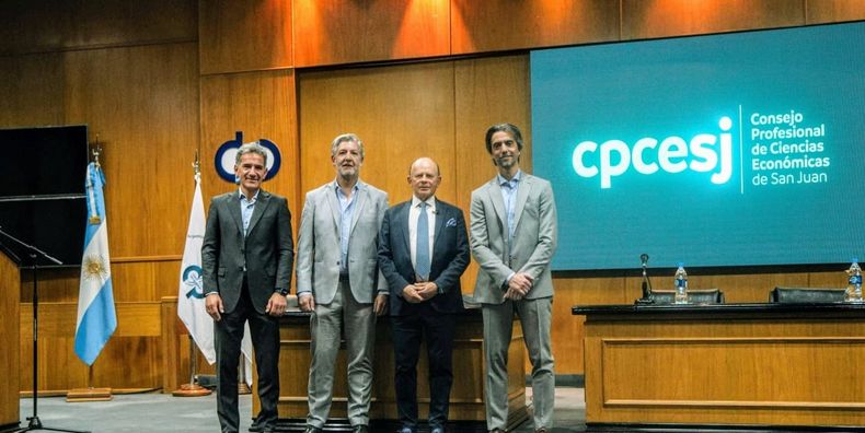 Fabián Rodríguez (Consejo de Ciencias Económicas), Jaime Rodríguez (SJB)_ César Litvin y Damián Ventura (BCSJ) organizadores de la disertación.&nbsp;