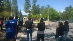 Ullum: reclamaron por los despidos con corte de calle y quema de ramas