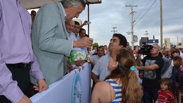 Gioja entregó las llaves de su nueva casa a 99 familias en Pocito