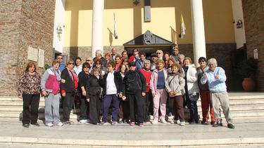 Más de 40 abuelos de Caucete recorrieron el centro sanjuanino