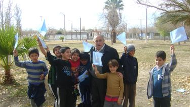 Tello repartió banderas por las calles de Chimbas