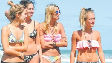Bikinis combinadas y lentes espejados, lo top del verano