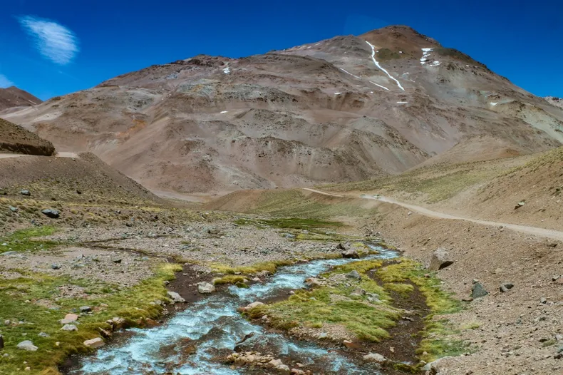 El Paso de Agua Negra es de una belleza única, con tramos en los que se asciende a más de 4.500 metros de altura. 