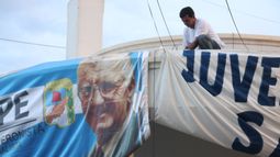 Choripaneros, el Tatá y el escenario esperan a Gioja para festejar en el PJ