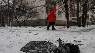 Los restos de un dron ruso sobre la nieve en Kiev