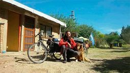 El joven que recorre en bici el país necesita ayuda para su perro que atropellaron en San Juan