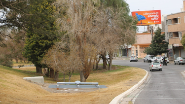 Las parrillas que se colocarán sobre los monopostes para sostener los paneles que dotarán de energía solar a la Circunvalación, ya son distribuidas alrededor del anillo.