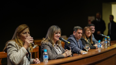 Hay que acompañar, hay que capacitar y es complejo hacerlo para tantas escuelas al mismo tiempo, pero ampliar el programa para este año no es un detalle menor”, dijo la ministra Fuentes sobre el plan Transformar la Secundaria. Hay que acompañar, hay que capacitar y es complejo hacerlo para tantas escuelas al mismo tiempo, pero ampliar el programa para este año no es un detalle menor”, dijo la ministra Fuentes sobre el plan Transformar la Secundaria.