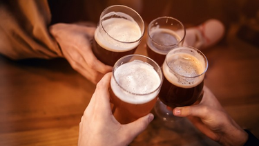 Día de la Cerveza: sancionarán y multarán a bares que promuevan el 2x1 y el happy hour&nbsp;