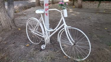La historia detrás de la bici blanca del barrio Huazihul