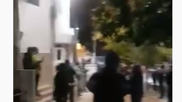 Videos: médicos se manifestaron en la Central de Policía para pedir la liberación de sus colegas Videos: médicos se manifestaron en la Central de Policía para pedir la liberación de sus colegas
