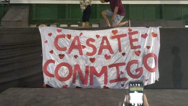 El último romántico: un albardonero le pidió casamiento a su novia en el Parque Latinoamericano